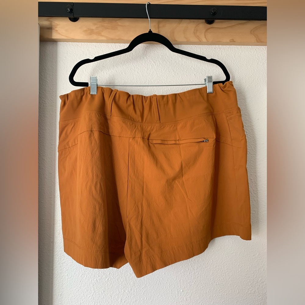 NWT Athleta Trekkie North Short, Size 24 - Picture 5 of 6